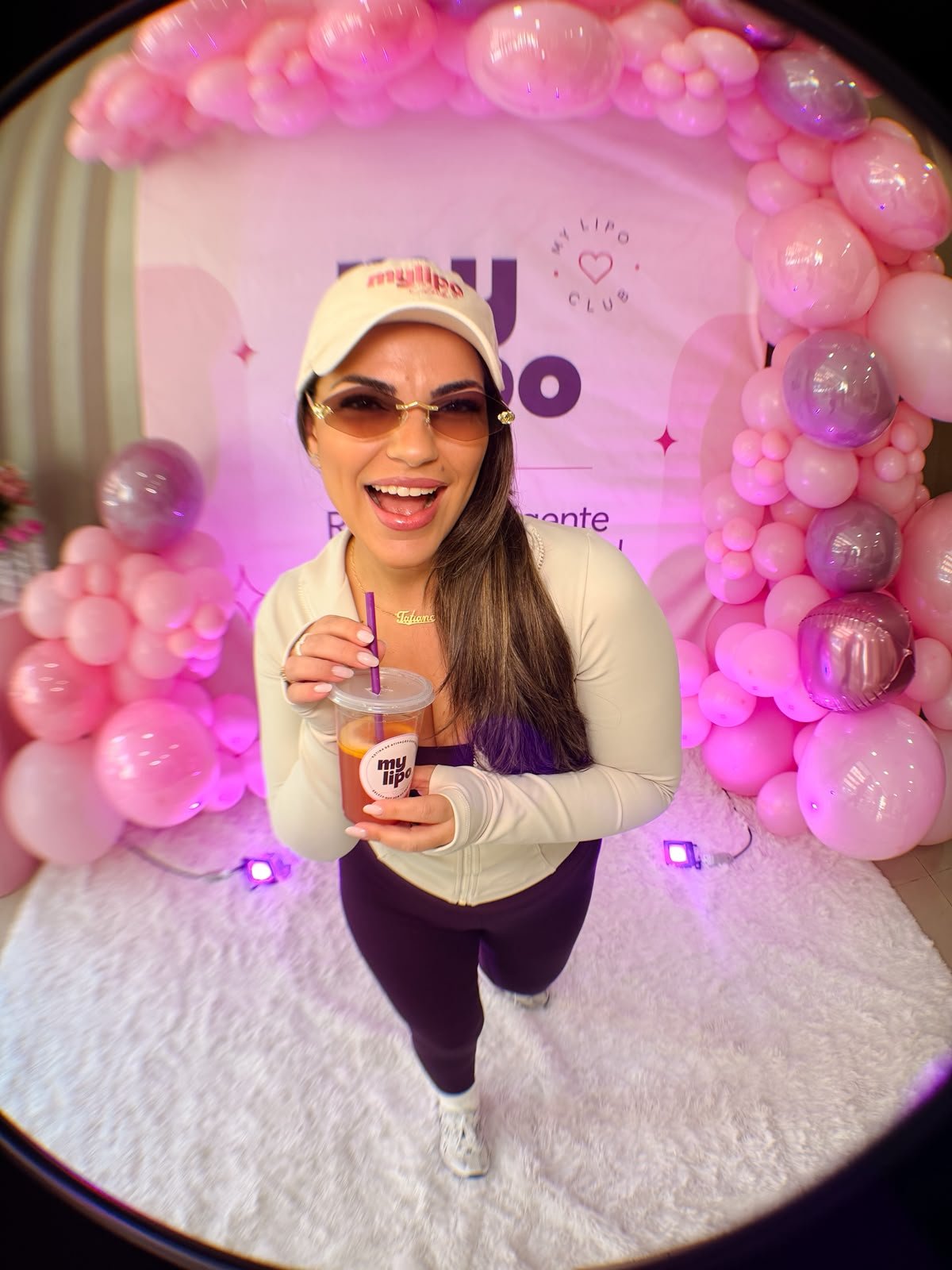 Cliente com copo My Lipo no evento