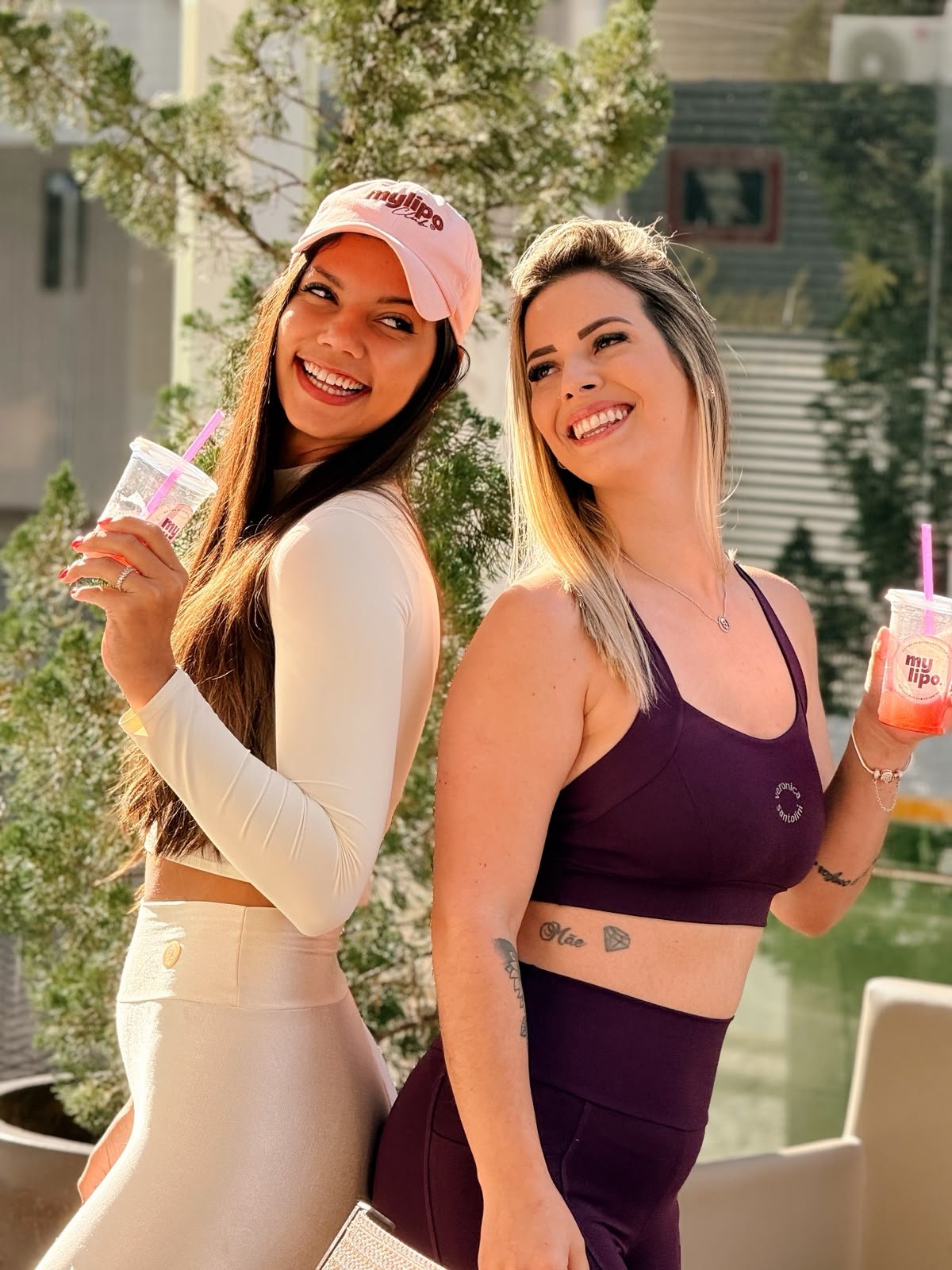 Clientes ao ar livre segurando copos My Lipo